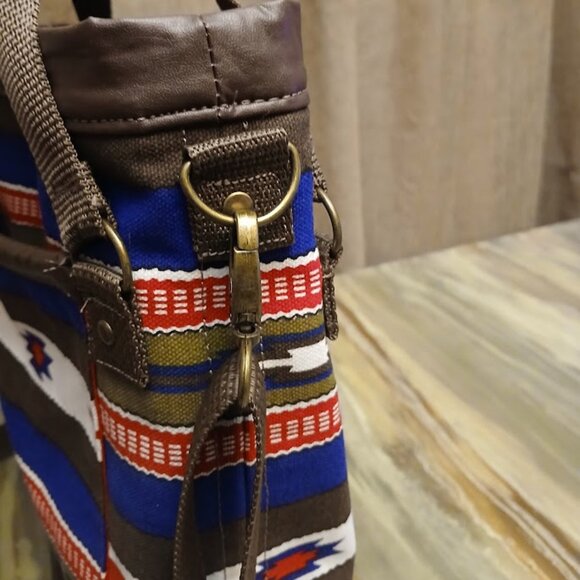 New Bucket Saddle Purse Crossbody Bag Southwestern Sarape Stripe Red White Blue - Picture 14 of 16
